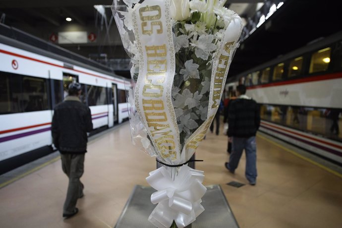 Flores en la estación de Atocha tras el atentado del 11 de marzo de 2004