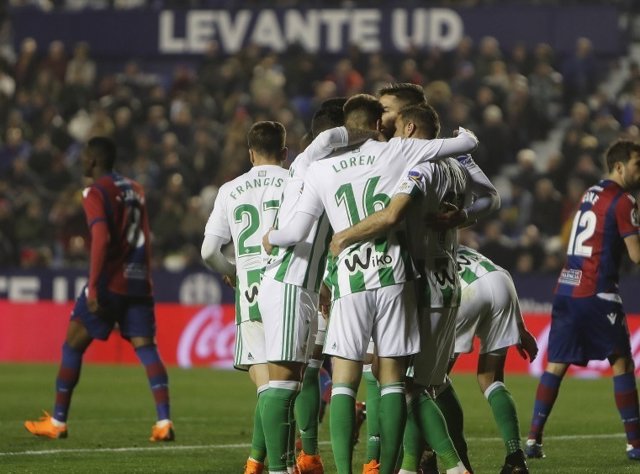 El Betis se acerca a Europa y deja herido al Levante