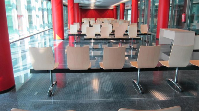 Sala de espera de un centro de salud vacía