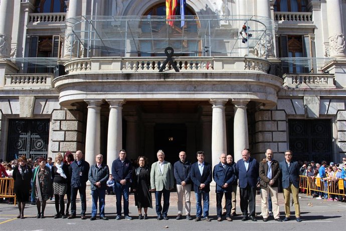 Representantes del Ayuntamiento en el minuto de silencio