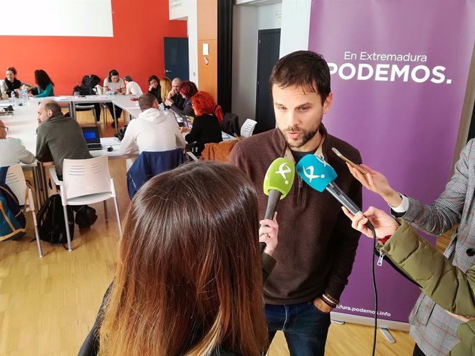 Álvaro Jaén atiende a los medios de comunicación