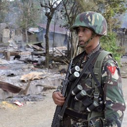 Soldado durante los ataques a rebeldes en Mindanao