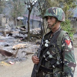 Soldado durante los ataques a rebeldes en Mindanao