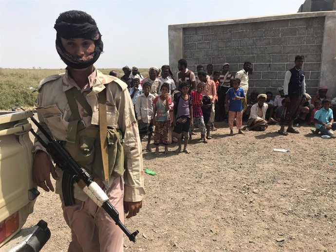 Desplazados y combatientes yemeníes