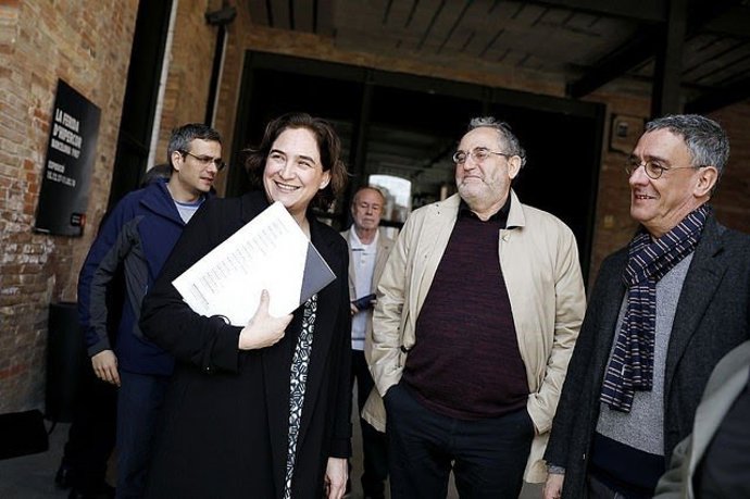 Colau visita la exposición 'La ferida d'Hipercor. Barcelona 1987'.