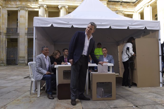 El presidente de Colombia, Juan Manuel Santos, votando