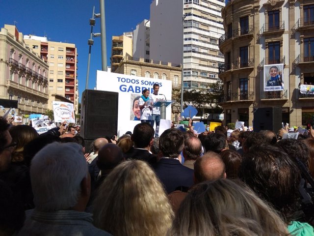 Los padres de Gabriel hablan en la concentración ciudadana del viernes