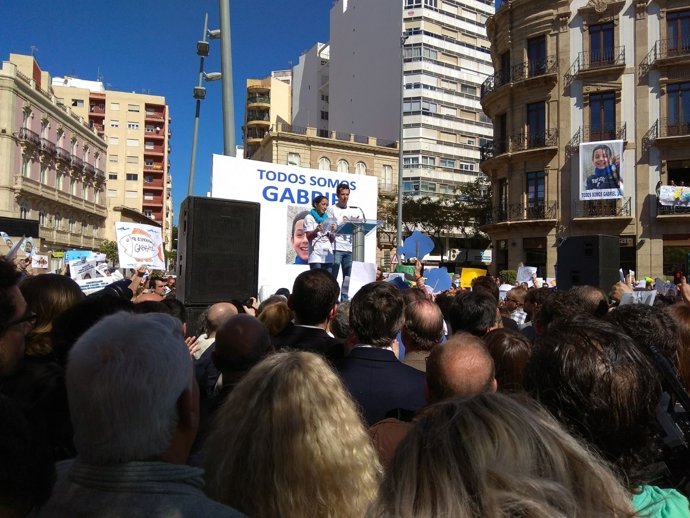 Els pares de Gabriel parlen en la concentració ciutadana del divendres