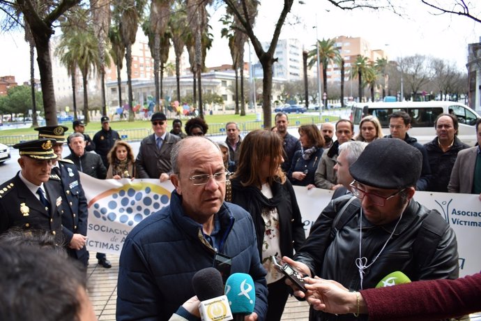 Monago atiende a los medios en el homenaje a las víctimas del terrorismo