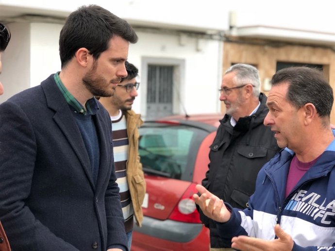 El concejal de Ciudadanos (Cs)  Javier Moyano con vecinos de Su Eminencia 