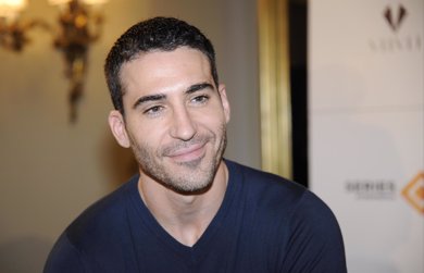 Miguel Ángel Silvestre presume de cuerpo escalando