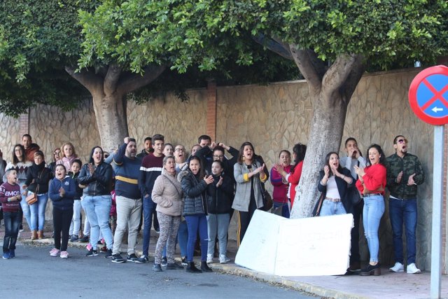 Gente frente a la Comandancia de la Guardia Civil de Almería