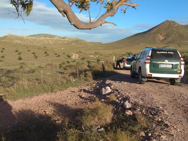 Un agente custodia la entrada al camino al pozo donde habría estado Gabriel