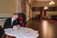 El alcalde de Zaragoza visita la capilla ardiente del expresidente de la Conferencia Episcopal, Elías Yanes