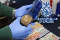 Intervenidos en Málaga 2.618 gramos de cocaína oculta en paquetes envueltos dentro de botellas de agua