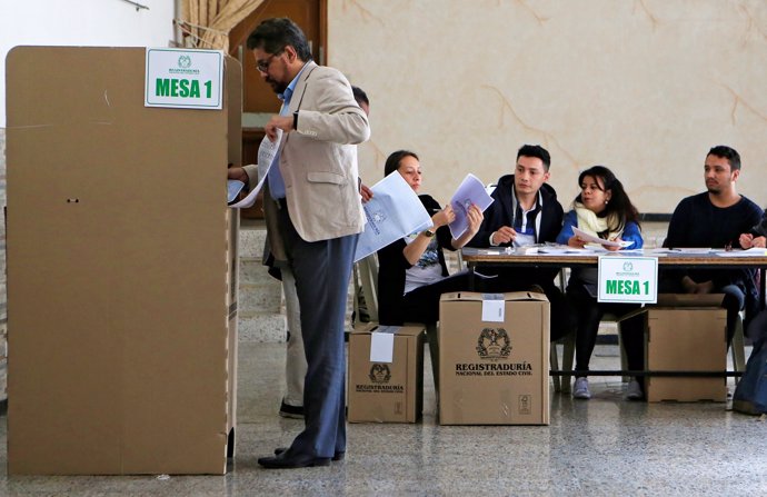 Iván Márquez vota en las elecciones parlamentarias de Colombia