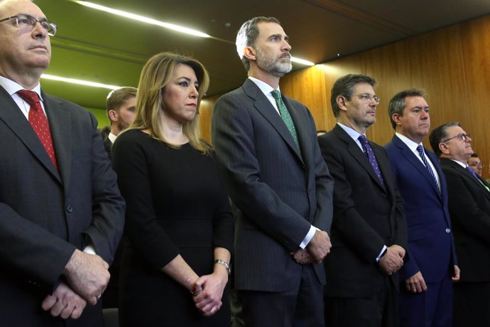 Felipe VI, Susana Díaz y Rafael Catalá guardan un minuto de silencio por Gabriel