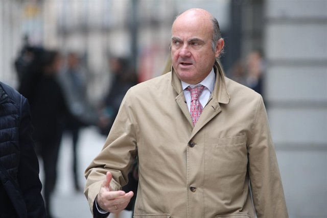 Luis de Guindos llega al Congreso