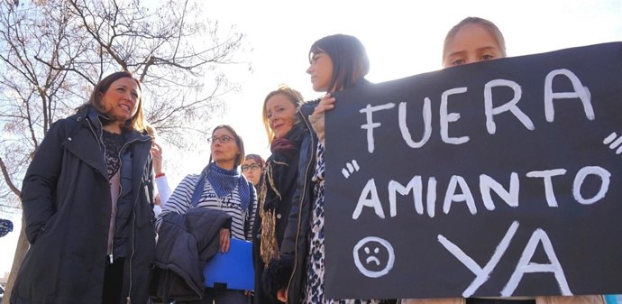 Patricia Navarro en una protesta para retirar amianto de los colegios 