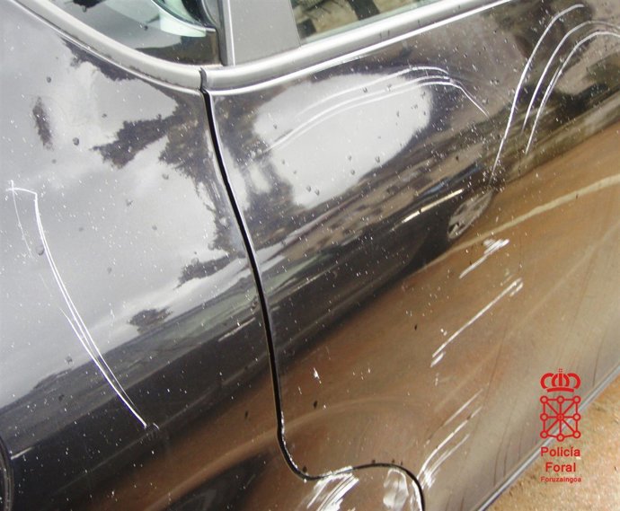 Vehículo dañado en Ituren.