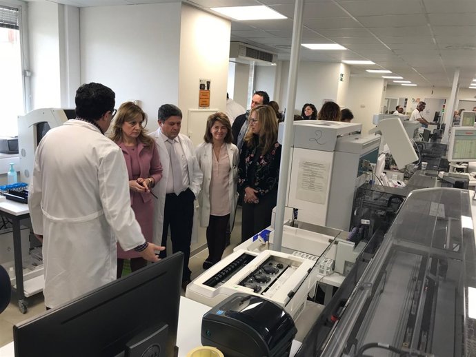 La consejera (2ª izda.) durante la visita