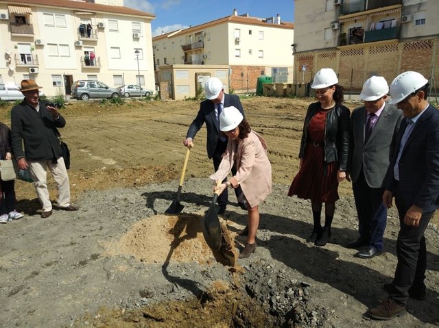 La viceconsejera de Salud, Isabel Baena, en obras del centro de salud Gibraleón