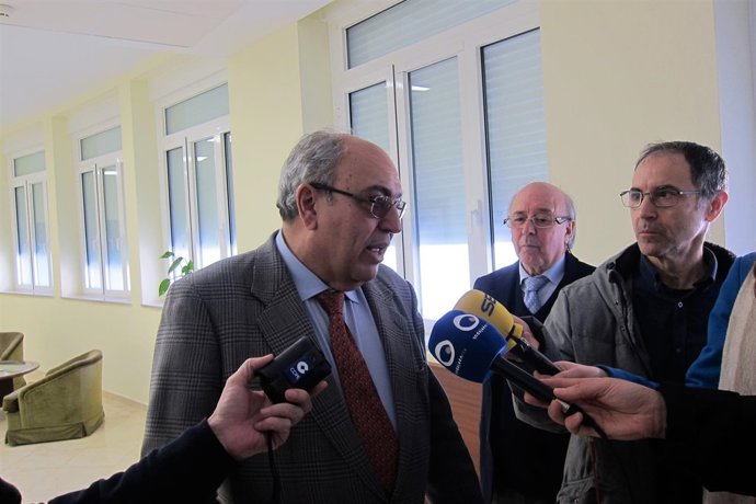 Antonio Ramón Guinea, junto a José Martín, atiende a los periodistas.
