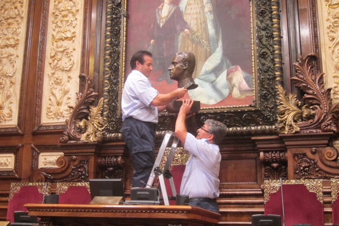Retiren el bust de Joan Carles I de l'Ajuntament de Barcelona