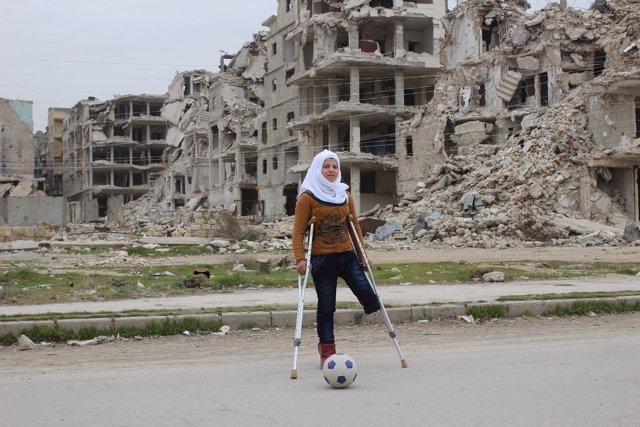 Una niña junto a escombros en Siria