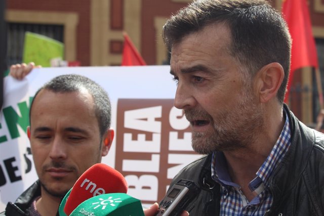 Antonio Maíllo, este lunes, atendiendo a los medios en la protesta