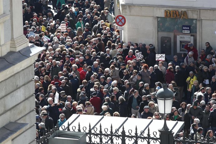 Pensionistas protestan a las puertas del Congreso de los Diputados