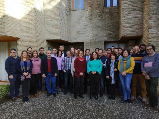 López (centro) durante el encuentro mantenido