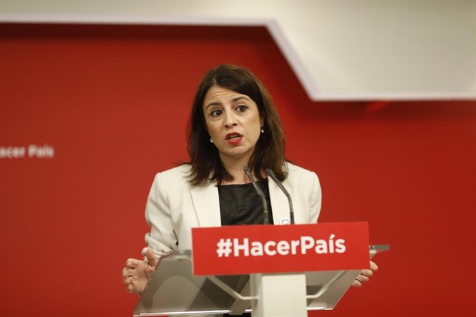 Adriana Lastra da una rueda de prensa en la sede del PSOE