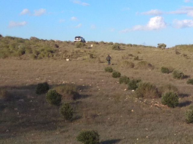 Un agente transita por la finca donde estaría el pozo de donde sacaron a Gabriel