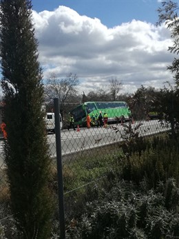 Imagen del autobús de línea que ha sufrido un semivuelco en Los Molinos