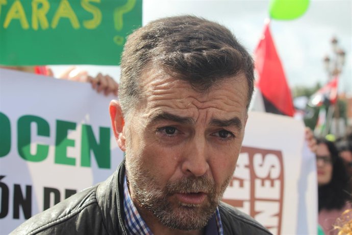 Maíllo, este lunes, atendiendo a los medios