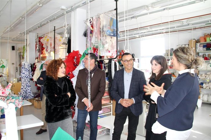 El presidente de la Diputación de Huelva, Ignacio Caraballo, en el taller Ajolí.