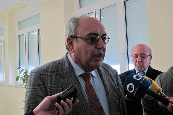 El presidente de la CHG, Antonio Ramón Guinea, a tiende a los periodistas.