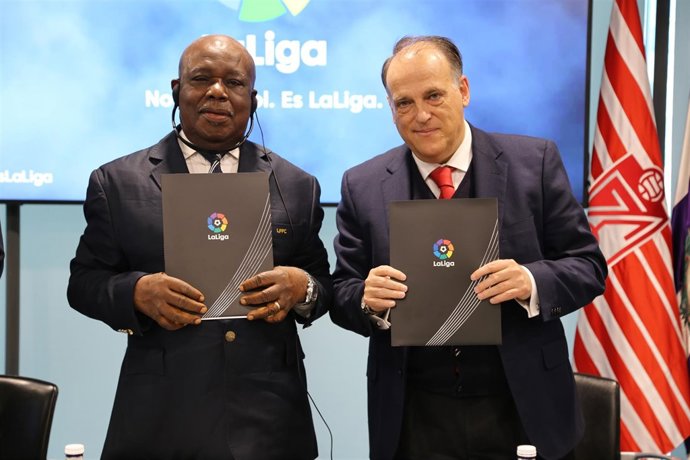 El presidente de LaLiga, Javier Tebas, con su homólogo de Camerún 