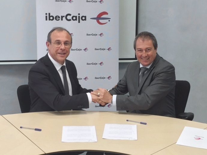 Firma del convenio entre Ibercaja y Arex.