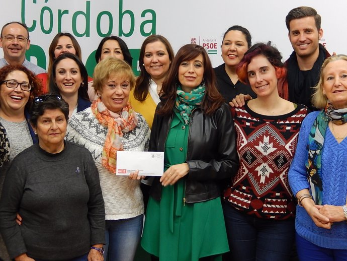 Cañete (centro) y diputados del PSOE hacen su donación a la plataforma