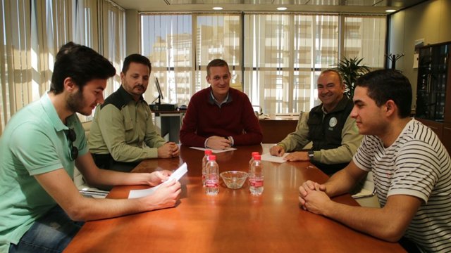 Enríquez dialoga con los alumnos en prácticas