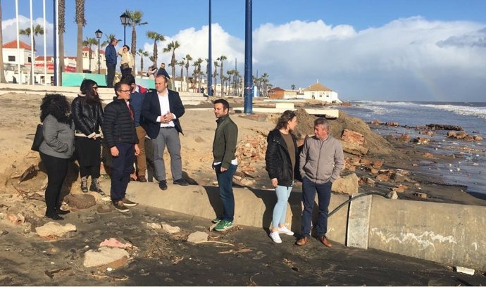 Miembros de Ciudadanos visitan las playas afectadas por el temporal. 