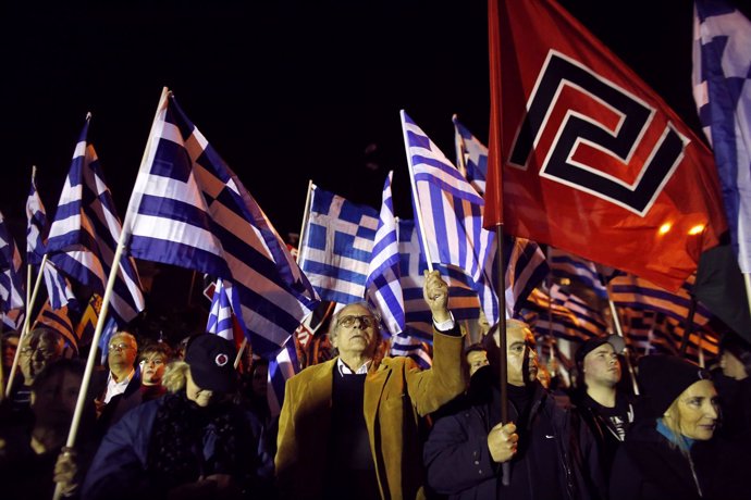 Simpatizantes del grupo neonazi griego Amanecer Dorado