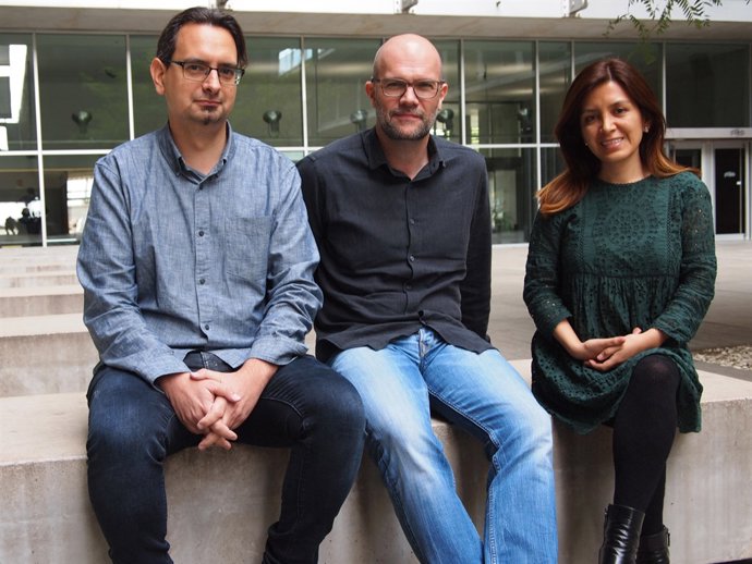 Els investigadors Israel Fernández, Jordi Jiménez i Caty Carrera