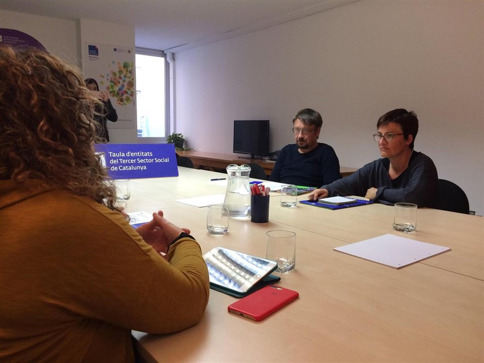 X.Domènech y M.Ribas (CatECP) en una reunión con entidades sociales