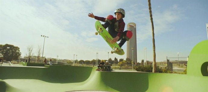 El skater de Sevilla David Parrilla protagoniza la nueva campaña de Cola Cao