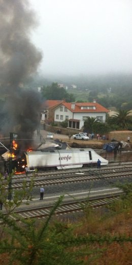 A locomotora do tren Alvia, instantes despois do accidente en Angrois