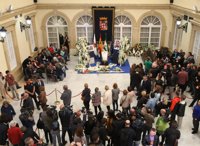 Más de 5.000 personas dan el último adiós a Gabriel en la capilla ardiente de la Diputación de Almería