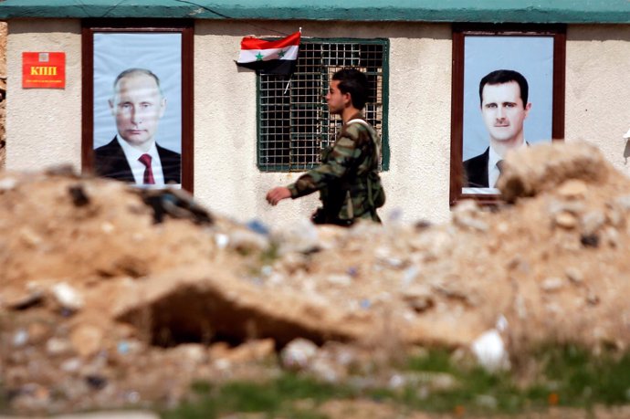Un soldado sirio apostado fuera de Ghuta Oriental